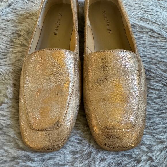 Donald Pliner DeeDee Size 7 Metallic Leather Flats Loafer EUC Gold Distressed - Picture 2 of 10